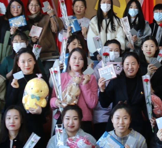 三公司開展女職工“迎三八話未來”座談會