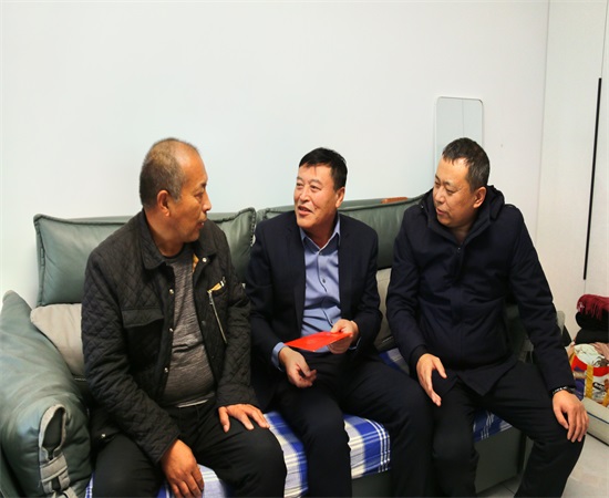 水利集團黨委委員、總工程師鄭喜財到三公司走訪慰問困難職工